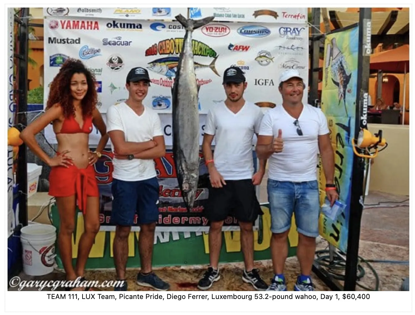 LUX Team at the 2016 Cabo Tuna Jackpot awards, holding a 53.2-pound wahoo
